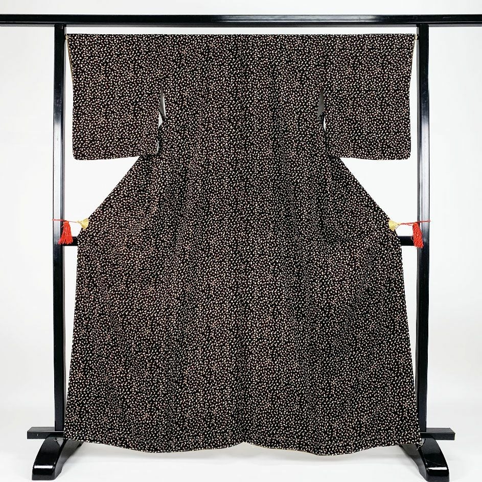 中古） 小紋 青 カジュアル 縮緬 陶器文様 袷 絹 【身丈】158cm【裄丈