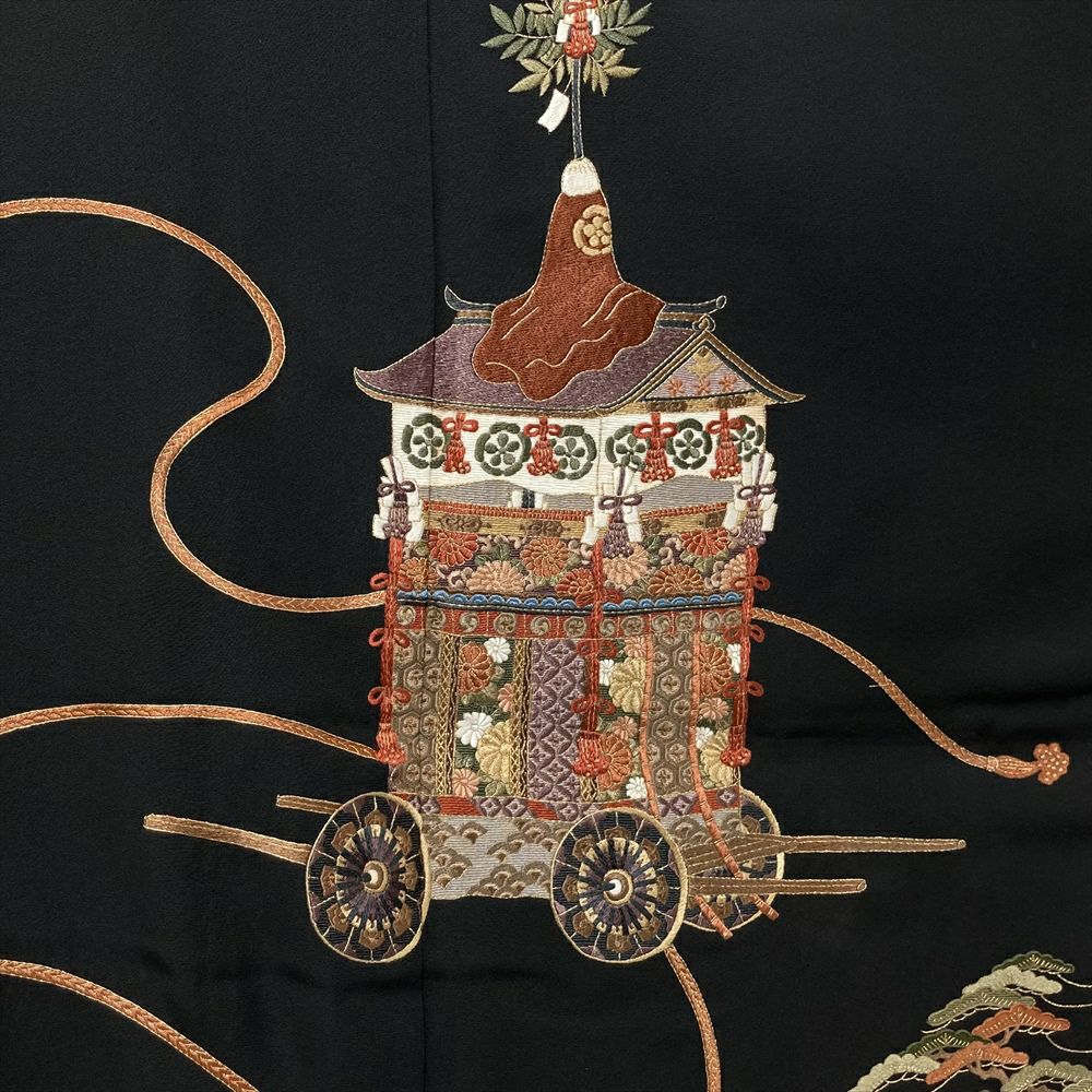 中古）黒留袖 黒 フォーマル ちりめん 五つ紋 比翼 刺繍 山車 組紐 袷