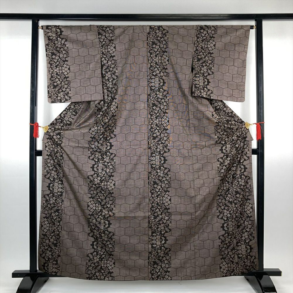 紬/美品/茶色×グレー/適応身長145～152㎝/12216 銀座【A-4187】大島紬 灰桜色 幾何文:身丈157.5/裄65.5/細め - 銀座