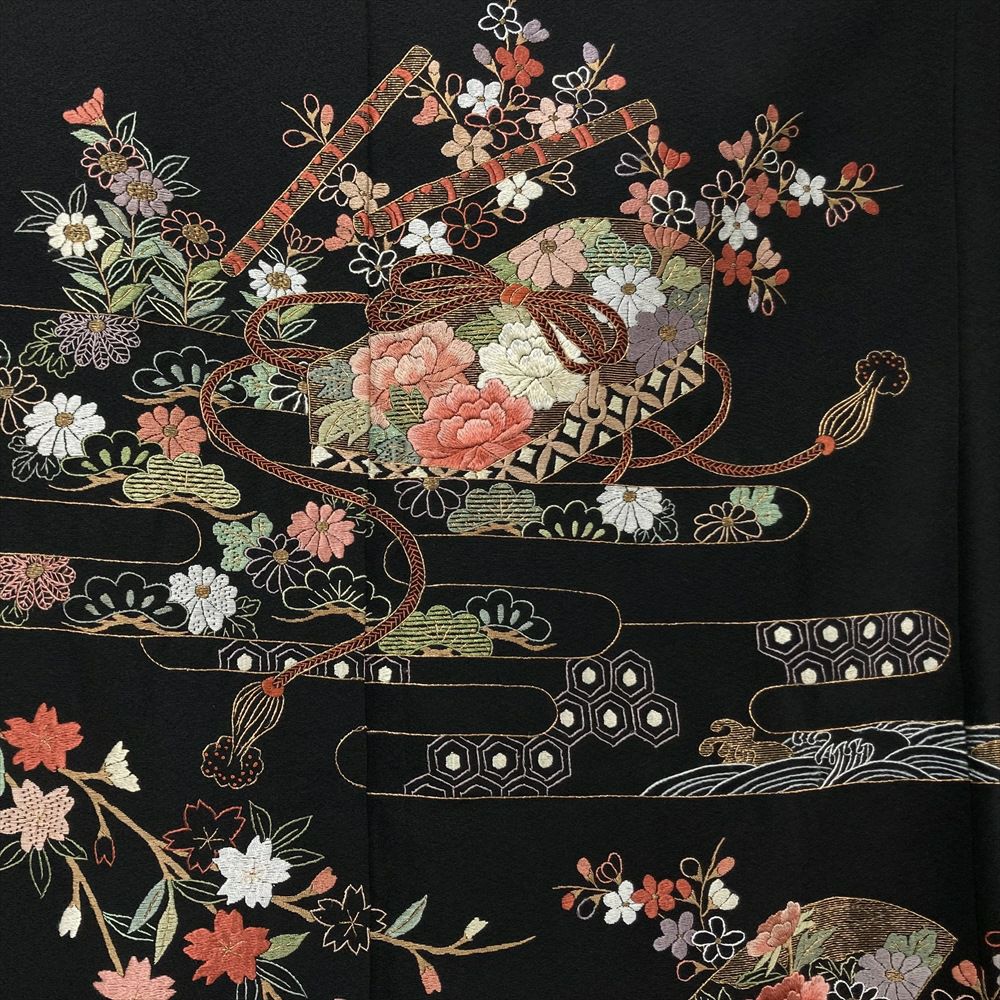 中古）黒留袖 黒 フォーマル ちりめん 五つ紋 総刺繍 文箱 扇 霞 牡丹
