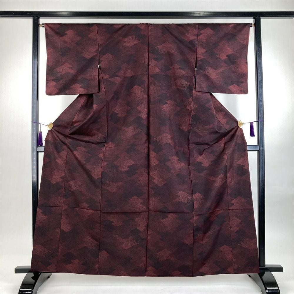 紬(単衣)　(越後大島　織出しアラベスク文様　身幅広め　黒×茶系×赤) 中古）大島紬 臙脂 カジュアル 松皮菱 袷 M【身丈】160cm【裄丈】64.5cm