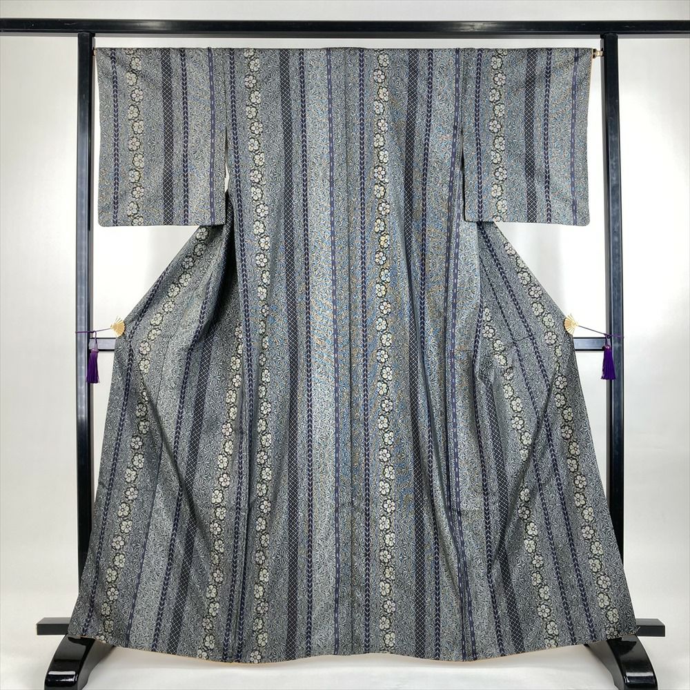 中古）紬 グレー カジュアル 織り 縦に花柄 矢羽根 菱 袷 M【身丈