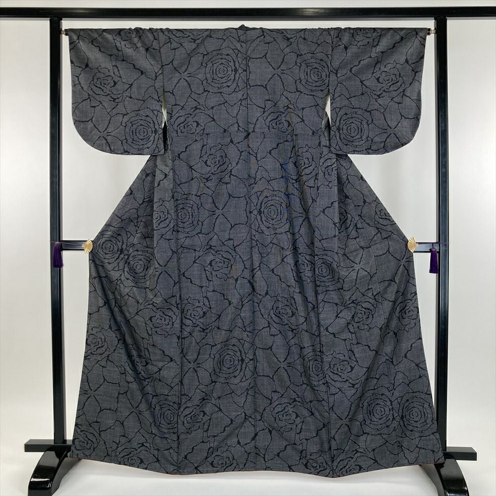 紬 着物 大島紬 雲取りに花々模様 黒ｘ紺色ｘ多色 袷 バチ衿 正絹 カジュアル 仕立て上がり 身丈158cm 【キモノオフ野々市若松店】 紬 着物 大島紬 雲取りに花々模様 黒x紺色x多色 袷 バチ衿 正絹