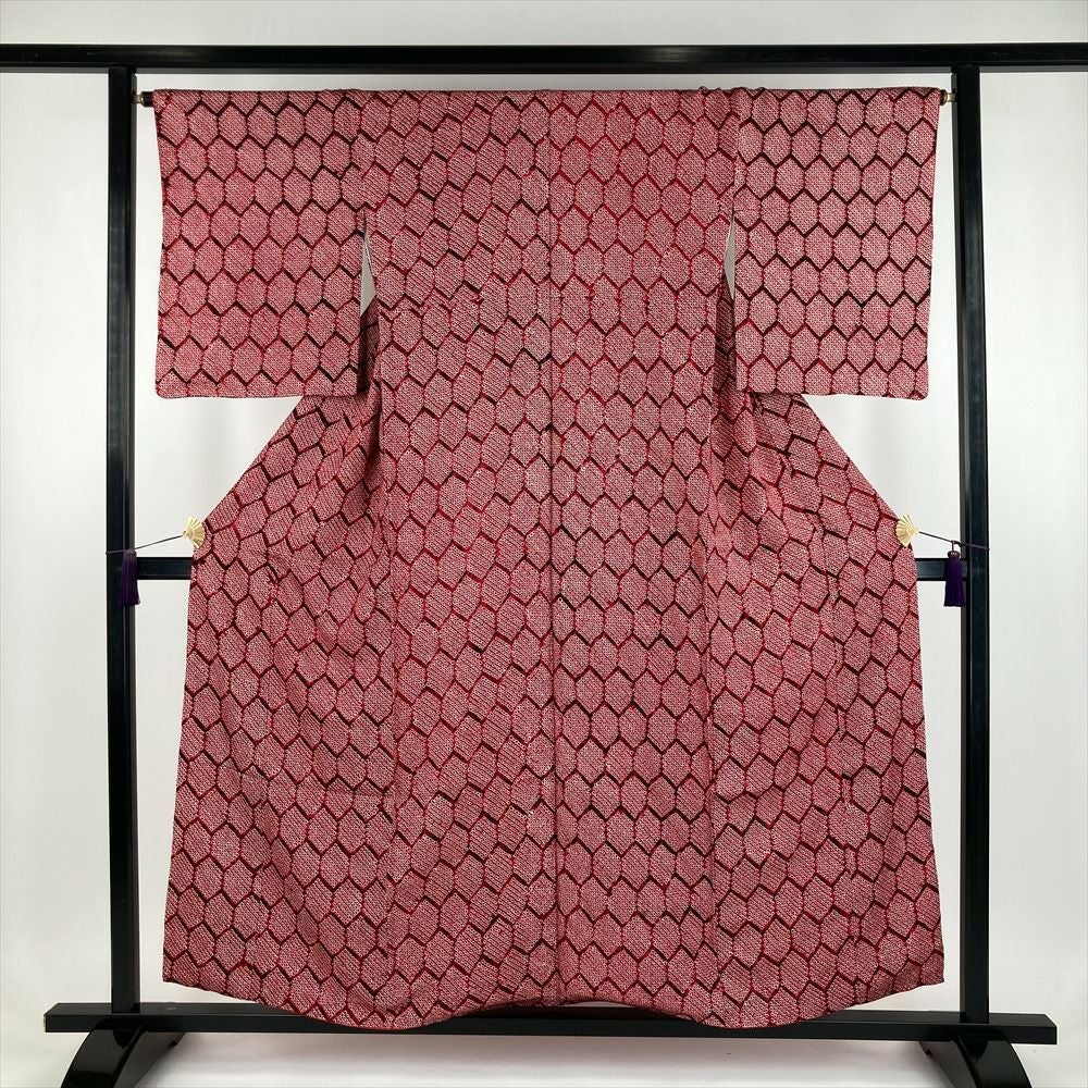 袷　小紋　鹿の子絞り　黒×赤　裄65cm 正絹　おまけ付き 中古） 小紋 赤色 カジュアル 染め 絞り鹿の子 亀甲 袷【身丈】150cm