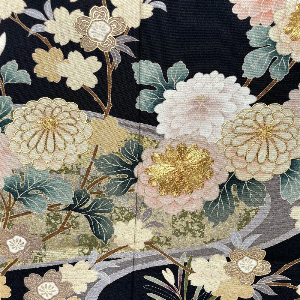 【逸品】青灰色の一つ紋♡立派な訪問着♡ 草花 金糸 刺繍 金彩 中古） 訪問着 鶸茶色 緑茶 フォーマル 染め 刺繍 金糸 花鳥