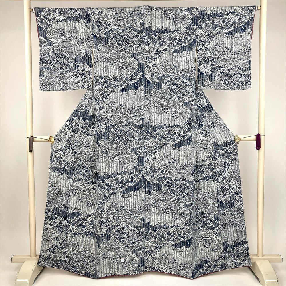 小紋 着物 中古 正絹 袷 カジュアル 作家物 落款 青海波模様 煤竹色 身丈162.5cm 裄65cm M ワイド きもの北條 A1324-8 中古） 小紋 白 紺 カジュアル 切り絵 袷 絹【身丈】157cm【裄丈】65.5cm