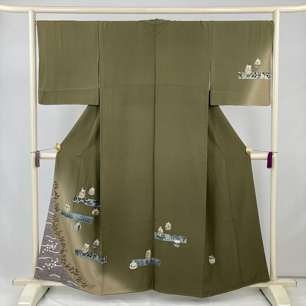 小紋 葡萄模様 灰みの薄緑色 焦げ茶色 着物 A825-5 M 【中古】 銀座【D-3625】小紋 茶色系 竪縞 :身丈162.5/裄68.5 - 銀座きもの青木