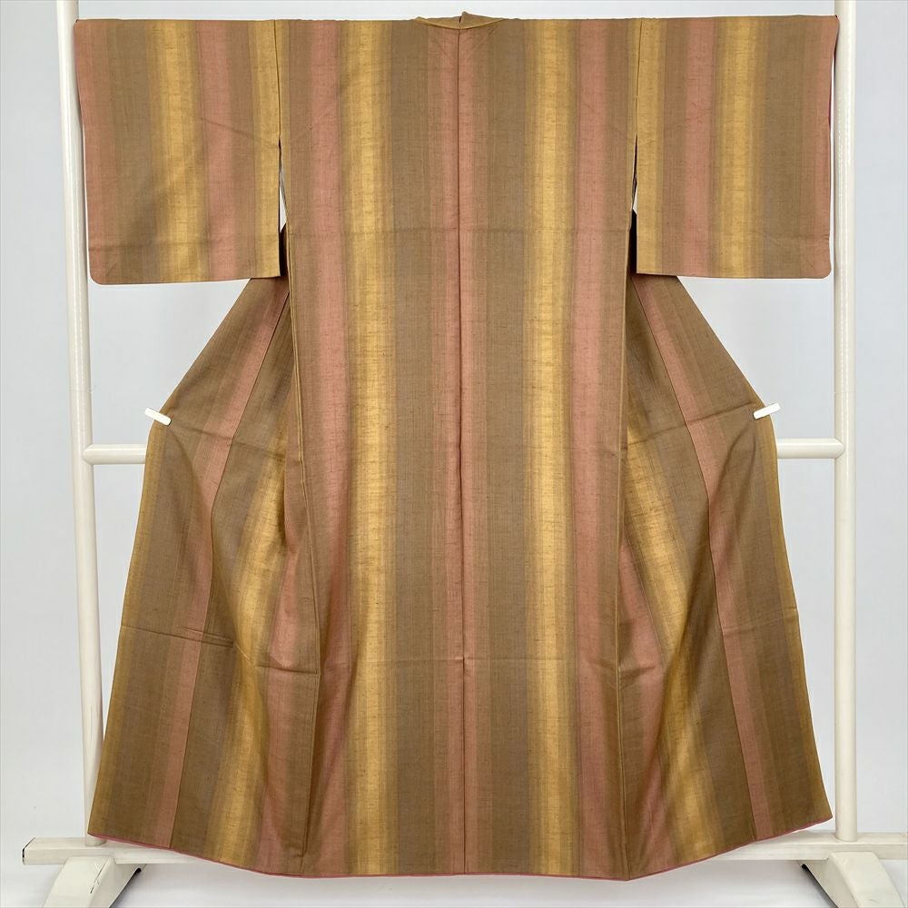 すごい値！紬 袷 着物 正絹 薄茶色 無地 カジュアル 春 秋 冬 美品 中古 仕立て上がり 身丈158 裄65 Ｍサイズ 販売 購入 みやがわ nek00654 すごい値！紬 袷 着物 正絹 薄茶色 無地 カジュアル 春 秋 冬 美品