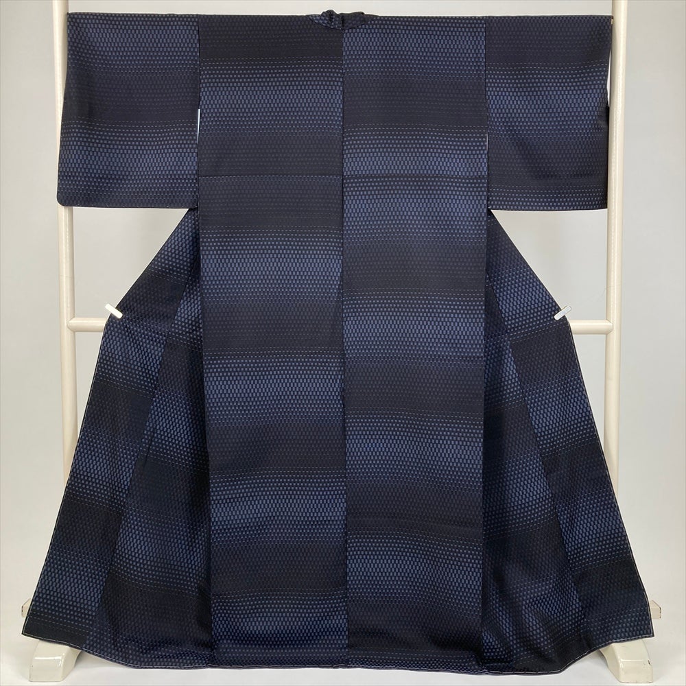 中古） 大島紬 黒 カジュアル 刺繍柄 袷 絹 【身丈】159cm【裄丈】66.5cm