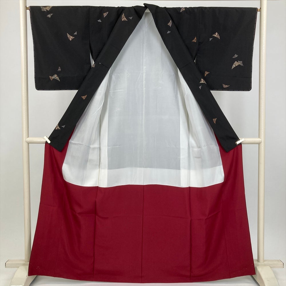 大島紬 着物 中古 正絹 袷 カジュアル 龍郷 秋名バラ柄 鉄黒色 赤色 身丈156cm 裄62.5cm M きもの北條 A1109-3 大島紬 身丈159cm 裄丈62cm S 袷 純泥染 証紙あり 花柄 焦茶色 正絹